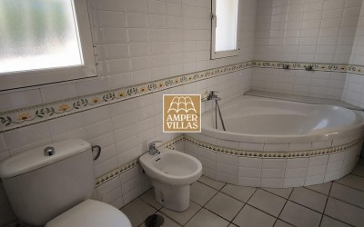 Красивая и просторная средиземноморская вилла с большими террасами.